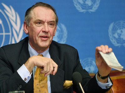 2005년 11월 23일 인권이사회에 대해 언론 브리핑을 하는 얀 엘리아슨 유엔총회 의장<출처: UN Photo>