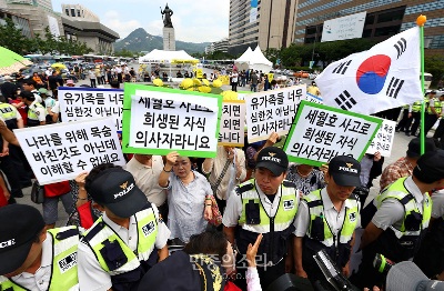 2014년 7월 특별법 제정을 촉구하며 가족들의 단식이 이어지는 가운데 특별법 제정 반대 기자회견을 하겠다며 광화문 세월호 농성장에 난입한 엄마부대 봉사단 (출처: 민중의 소리)