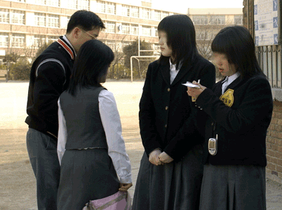 학생들 사이에 위아래를 조장하는 선도부는 차별에 기대서 있기도 하다. [출처; 교육희망]