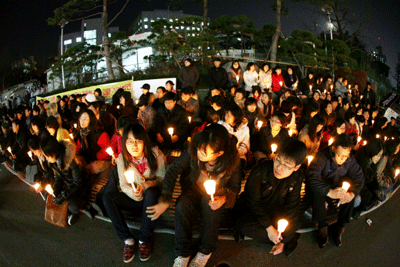 서울시 교육청 앞에서 부당징계에 항의하여 촛불집회[사진: <교육희망>]