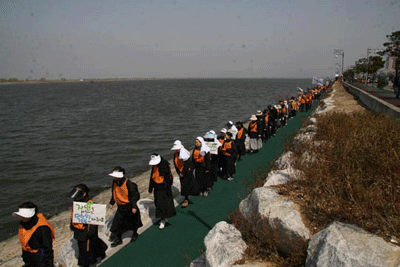 대운하에 반대하며 낙동강변을 도보순례하고 있는 모습 (사진 출처: 민중언론 참세상)