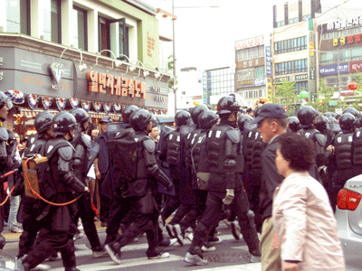 사람들이 많이 모이는 곳에는 언제나 무장한 경찰이 평온한 도시거리를 차지한다.