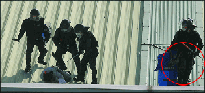 쇠도리깨를 사용하여 진압작전을 펼치는 경찰 특공대의 모습 (사진 출처: 민중의 소리)