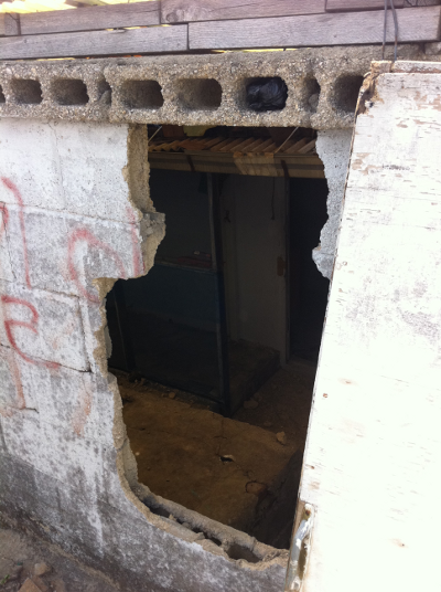 2011년 4월 25일 벌어진 강제퇴거 현장의 흔적. 사람이 사는 집에 커다란 구멍을 뚫어버렸다. 