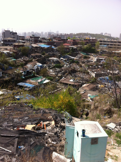 상도4동 산65번지 꼭대기에서 내려다본 동네 모습.