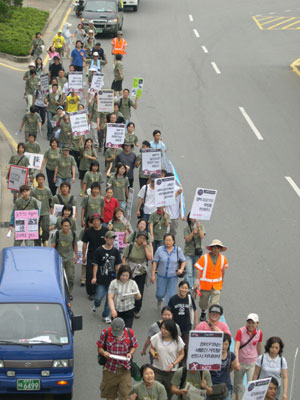지난 7월 서울에서 평택까지 행진한 '평화야, 걷자' 행사에 참가한 참가자들