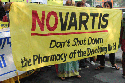 노바티스의 특허에 맞선 인도활동가들의 시위모습(사진 출처 : Stop the EU India Free Trade Agreement)<br />

