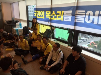 청문회를 요구하며 더불어민주당사에서 농성하는 세월호 유가족과 백남기 대책위 활동가 모습(사진 출처- 백남기대책위 페이스북)