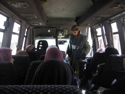 지나가는 버스에 올라타 검문을 하는 이스라엘 군인