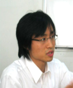 용화여고에서 국어를 가르치고 있는 진웅용 교사.