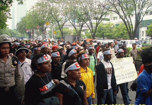 2007년 8월 15일, 웨스트파푸아 학생들이 인도네시아의 수도 자카르타에서 ‘웨스트파푸아의 정의’를 요구하며 행진을 하고 있다. [출처] www.infopapua.org