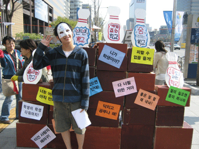 때때로 집회 참석과 발언은 학생 품위손상, 학교 명예 실추라는 죄목을 뒤집어쓰기도 한다. [출처 : 청소년인권활동가네크워크]<br />
