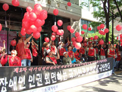 장애인계는 차별금지법이 제정되더라도 장애인차별을 다루는 독자적 법률이 제정되어야 한다고 주장한다. <출처: 장애인차별금지법제정추진연대>
