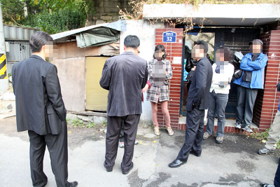 법원집행관이 재능노조 조합원에게 업무방해와 관련한 강제집행을 하자 항의하는 모습 [출처: 민중언론 참세상]