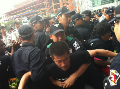 외국 활동가가 경찰의 과잉진압을 저지하고 있다. [출처:APNSW의 활동가 Pony Glitter의 페이스북]