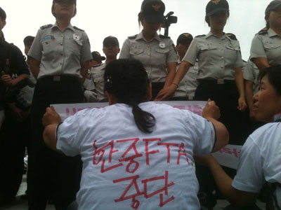 [사진설명: 한중FTA를 반대하는 여성농민의 시위-출처: 참세상] 