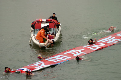 지난해 겨울 한강에 몸을 던지면서까지 부당해고 철회를 요구하고 있는 삼성에스원 영업노동자들<출처; 민중언론 참세상>