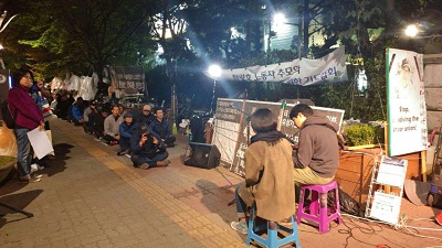 유성기업 노동자를 지지하는 문화제에서 노래하는 동료 활동가<br />