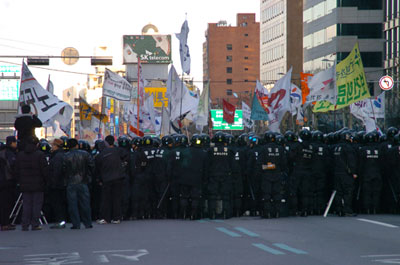 3월 10일 한미FTA반대 집회에서 경찰이 집회 참가자들의 행진을 완전 봉쇄하고 있다. <출처; 민중언론 참세상>