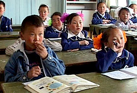 교육이 어린이들의 보편적 권리임에도 불구하고 많은 아이들의 교육권은 부자나라에서 태어나지 못했다는 이유로 보장되어지지 않는다. (몽골의 한 교실) [출처] www.unicef.org