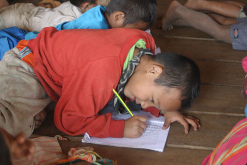 안전보장이사회가 어린이들의 신병모집과 재신병모집을 막고 중단시킴에 있어 학교의 중요성을 강조했음에도 불구하고 교육은 정상상태로 회복될 때까지 연기된다. (버마 난민촌에서 공부하는 아이)