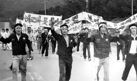 87년 노동자대투쟁 당시 가두시위에 나선 대우 거제조선소 노동자들 (출처: 민주화운동기념사업회) <br />
