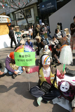 헌법은 집회의 허가제를 금지하지만 집시법은 사실상 허가제로 운용되고 있다. 사진은 지난 4월 19일 명동에서 진행된 1차 집시법 불복종 집회