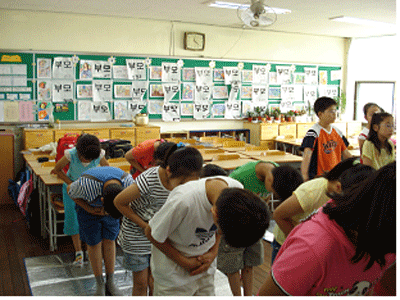 예절교육을 받고 있는 초등학생들. 윗사람에 대한 예절과 인간에 대한 예의는 다르지 않을까. [사진 출처: 서울중등교육청]<br />
