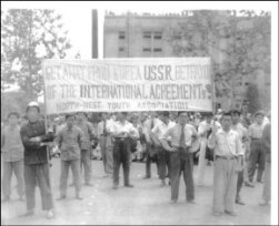 [사진 설명] 1948년 5월 31일 국회 의사당 앞에서 소련군 철수 집회를 벌이는 서북청년회원들 출처:위키백과