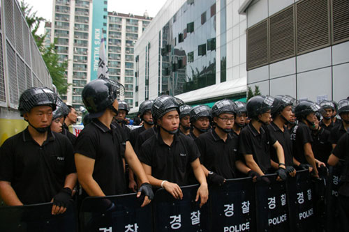 지난 7월 11일 경찰이 뉴코아 강남점 출입을 막고 있다. [출처] 민중언론 <참세상>