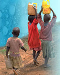 이 여성어린이들의 현실은 계급, 성, 인종의 억압을 함께 드러낸다. <사진 출처: www.un.org/waterforlifedecade>