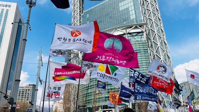 윤석열 퇴진 광장의 한 가운데서 보낸 3월입니다. 가자! 평등으로 3.29 행진에서 윤석열들 없는 나라, 차별금지법 있는 나라, 노동이 존엄한 나라, 기후정의가 당연한 나라를 향하는 바람 따라 사랑방 깃발도 힘차게 펄럭였습니다. 
