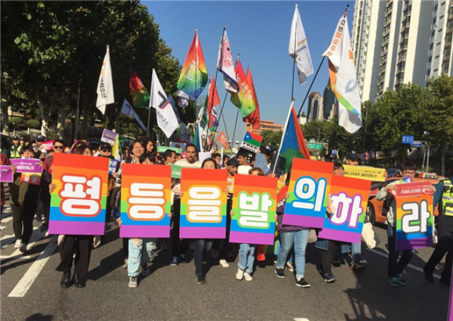 <표지 설명>  지난 10월 20일, 차별금지법 제정을 촉구하는 평등행진 <우리가 간다>가 진행되었습니다. 광화문에서 국회까지 짧지 않은 길을 걸으며 한 목소리로 존엄과 평등을 노래했습니다. 정부와 20대 국회가 우리의 목소리를 귀담아 듣도록 모두 함께, 더욱 크게 외쳤으면 좋겠습니다. 평등을 발의하라! 차별금지법 제정하라! 