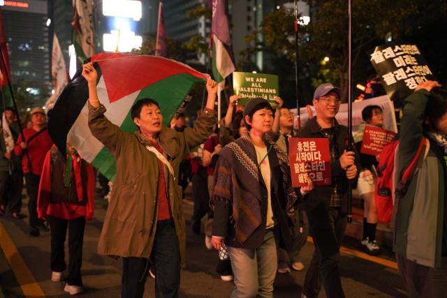 10월 18일, 이스라엘의 가자 집단학살 2년 규탄 집중행동에 함께 했습니다. 휴전 이후에도 이스라엘에 의해 살해당하는 팔레스타인 민중들의 소식이 이어집니다. 휴전인 시작일 뿐 팔레스타인 해방으로 나아가기 위해 우리가 팔레스타인이 되어 계속 모이자는 다짐을 새기며, 계속 외칩시다. “Free Free Palestine!”    (사진: 이서염)