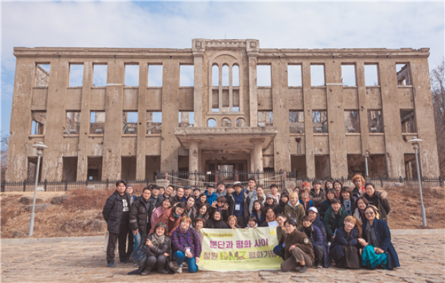 <표지 설명> 2월 26일부터 28일까지, 2박 3일간 제 16회 전국 인권활동가대회 ‘분단과 평화 사이’에 다녀왔습니다. 변화하는 남북관계와 세계정세 속에서 분단 체제를 끝내고 평화 체제를 수립하자는 목소리가 나오고 있습니다. 이러한 시대에 인권운동은 어떤 역할을 해야 할까요? 이번 인권활동가대회에서는 전쟁과 분단의 기억이 새겨진 강원도 철원 지역을 답사하고, 분단과 평화에 대한 인권운동의 고민을 나눴습니다.