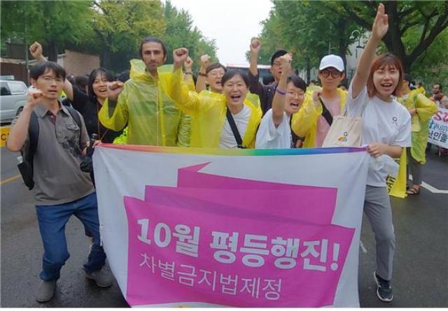 9월 16일 ‘난민과 함께 하는 행동의 날’ 에 다녀왔습니다. 난민 혐오와 차별에 맞서서 비 오는 보신각에서 청와대까지 행진했습니다. 다가오는 10월 20일에는 차별금지법 제정을 촉구하는 평등행진에 앞서 ‘Refugees Welcome 문화제’가 진행될 예정입니다. 10월 20일 문화제와 평등행진에 많은 분들의 참여를 바랍니다.