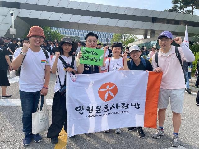 대선을 앞두고, 또 성큼 다가온 화력발전소 폐쇄 일정을 앞두고, 5월 30일 태안에서 열린 ‘정의로운 전환을 위한 531 대행진’에 사랑방도 함께 했습니다. 행진의 도착지 서부발전본부 앞에서 사랑방 후원인들과 한 컷!♥